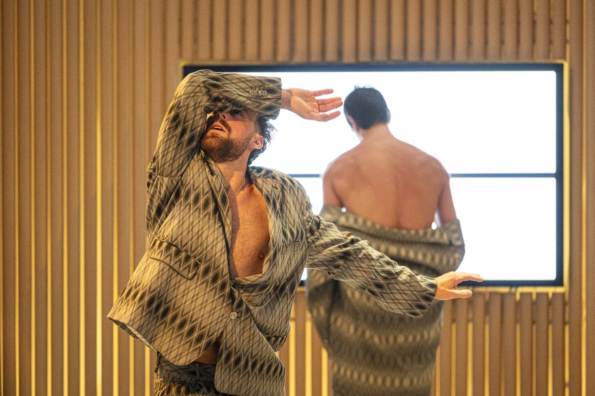 Bodies on Glass Bodies on Glass