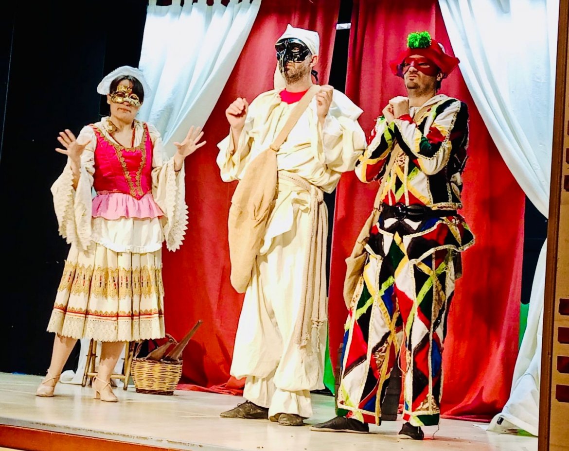 Arlecchino e Pulcinella a caccia di dolci