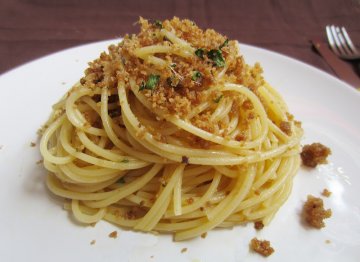 Spaghetti con acciughe e mollica