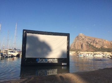 A San Vito Lo Capo lo schermo del cinema è in mezzo al mare