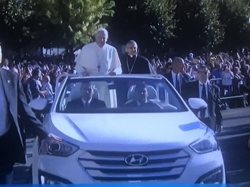 Papa Francesco è arrivato a Piazza Armerina: Bello il sole della Sicilia