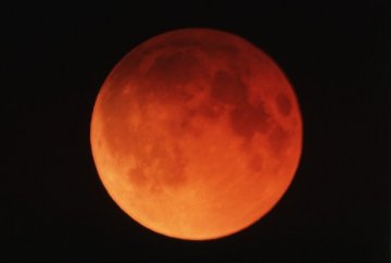 Eclissi di Luna il 21, è la notte della Luna rossa