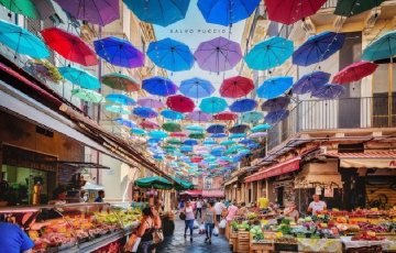 E' virale la foto degli ombrelli sul cielo della pescheria di Catania