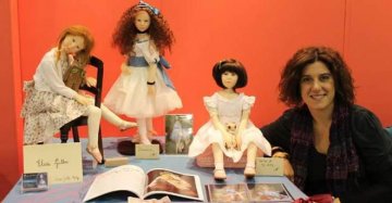 Volti imbronciati e gocce di vita: da Palermo Elisa gira il mondo con le sue bambole