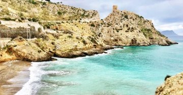 Sicilia da cartolina: c'è una spiaggia d'acqua turchese a cui si accede da un piccolo buco