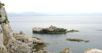 In Sicilia esiste un enorme carciofo che non si mangia: è uno scoglio in mezzo al mare