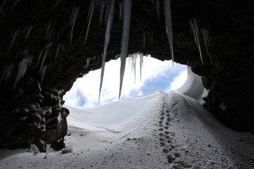 Alla scoperta della Grotta del Gelo, tra i colori della natura siciliana
