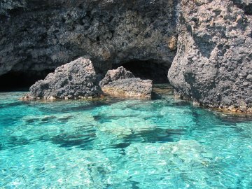 Ustica, isola delle meraviglie con mare cristallino e natura selvaggia