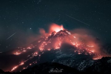 Una colata di stelle: la foto dell’Etna è l’Astronomy Picture of the Day della Nasa