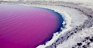 Le sue acque a volte diventano rosse ma non è il Nilo: è l'unico lago naturale della Sicilia