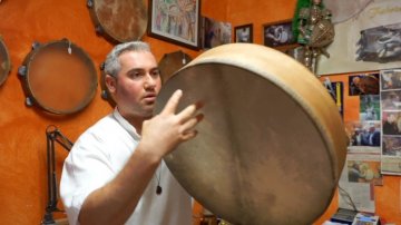 Fabrizio Fazio, l’artigiano dei tamburi di Gangi entra nel Registro delle Eredità Immateriali della Sicilia