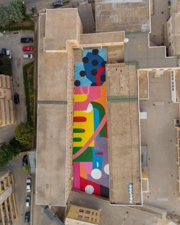 Tra i palazzi di Ragusa c’è un’opera d’arte: la street art “segreta” nel cortile della scuola