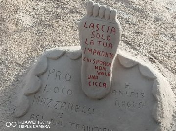 Ragusa, sulla spiaggia arriva la scultura anti-cicche: “Lascia solo la tua impronta”