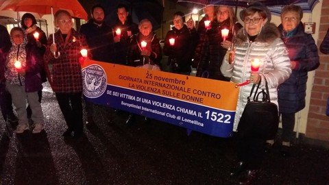 Vigevano24: Vigevano, la Fiaccolata contro la violenza sulle Donne sotto la pioggia
