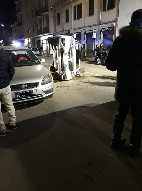 Vigevano24: Vigevano: si ribaltano con l'auto in corso Torino, coinvolte sei persone