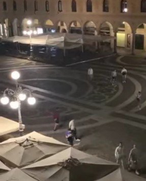 Vigevano24: Vigevano, atti di teppismo nella notte in Piazza Ducale: vandalizzati i dehors di alcuni locali