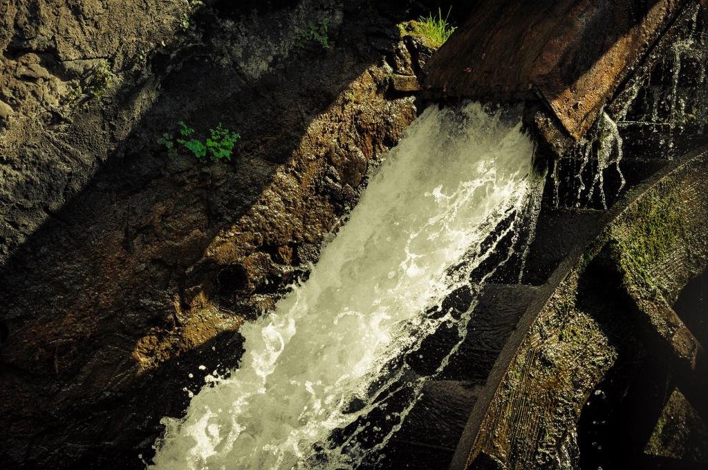 Dove l’acqua è ancora tutto: a Bienno, in Valle Camonica, aziona i magli, macina il grano, racconta la storia