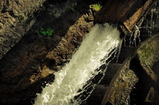 Dove l’acqua è ancora tutto: a Bienno, in Valle Camonica, aziona i magli, macina il grano, racconta la storia