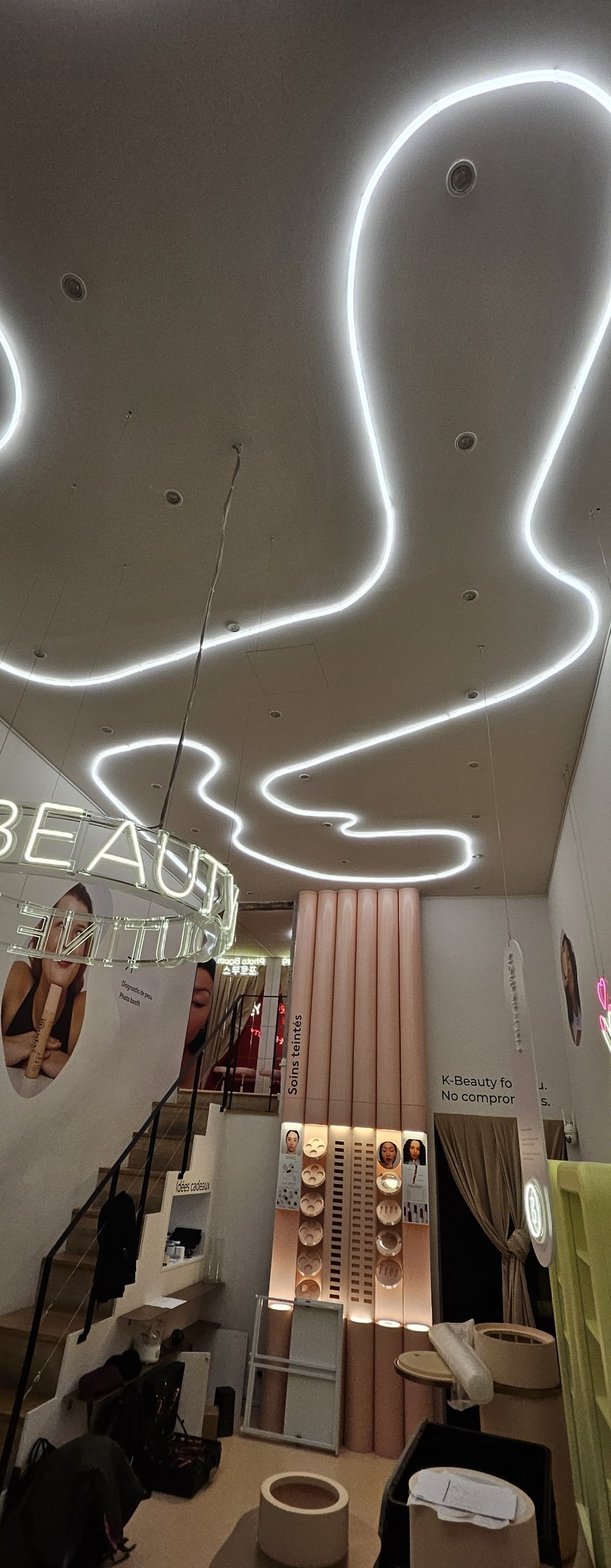 Allestimento Negozio Yepoda Parigi 2025